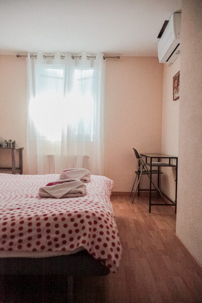 Photo 6 – Chambre Trascastel vue de l’entrée